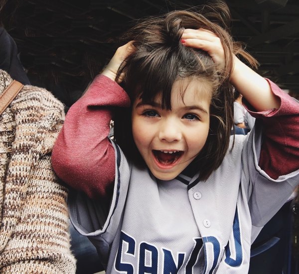 Dans quel style les stars portent les chemises baseball ?