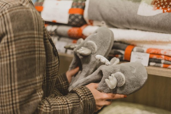 Comment la composition du fil affecte-t-elle l'élasticité et la durabilité du chausson chaussette ?