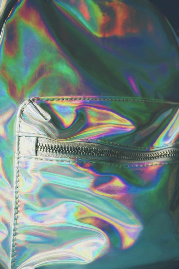 Découvrez l'éclat des sacs holographiques : une tendance à ne pas manquer !