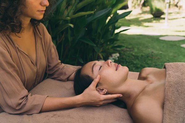 Comment combiner yoga et méditation pour un réveil corporel et mental optimal?