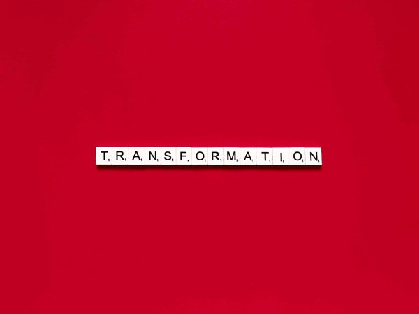 Comment transformer une tenue classique en look de soirée avec seulement trois accessoires?